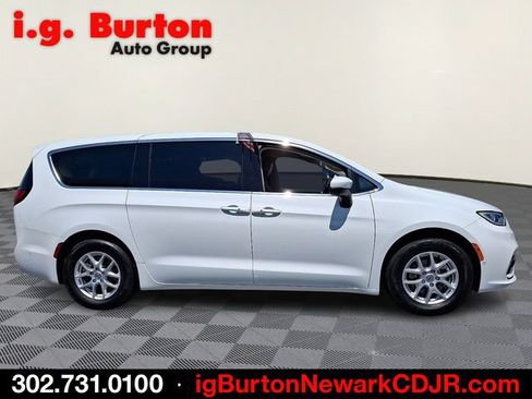 Certified 2023 Chrysler Pacifica Touring-L FWD image 7