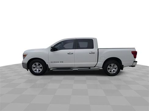 Used 2018 Nissan Titan SV w/ SV Convenience Package image 5