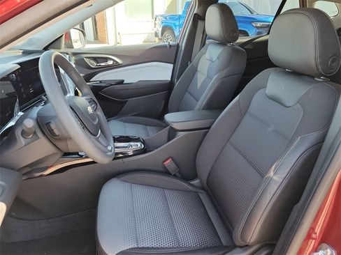 Used 2025 Chevrolet Trax LT image 16