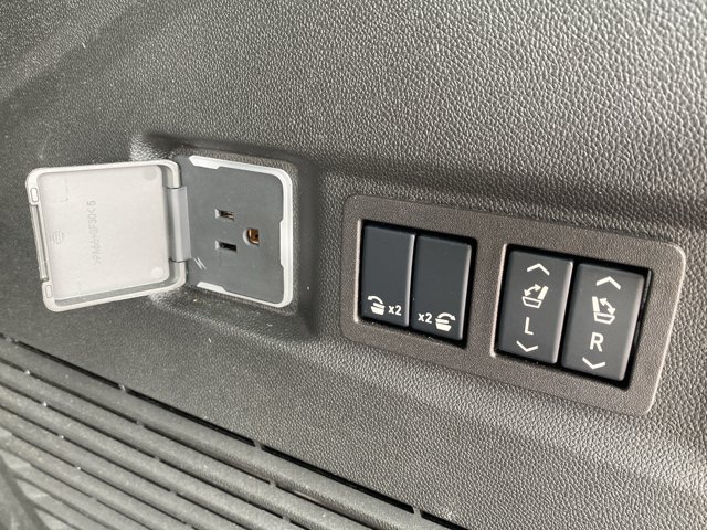 Used 2024 GMC Yukon Denali w/ Advanced Technology Package AWD/4WD image 6