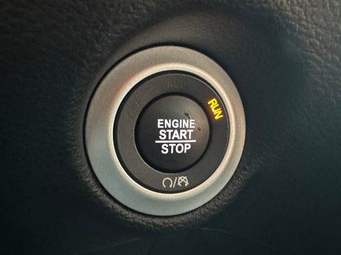 Used 2025 Chrysler Pacifica Select image 20