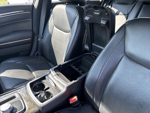 Used 2016 Chrysler 300 C RWD image 18