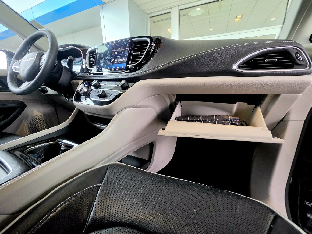 Used 2023 Chrysler Pacifica Limited FWD image 83