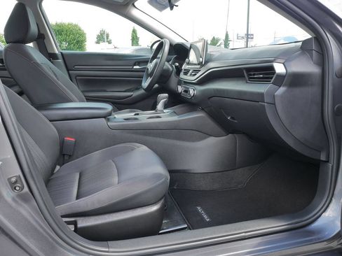 Used 2025 Nissan Altima 2.5 SV FWD image 12