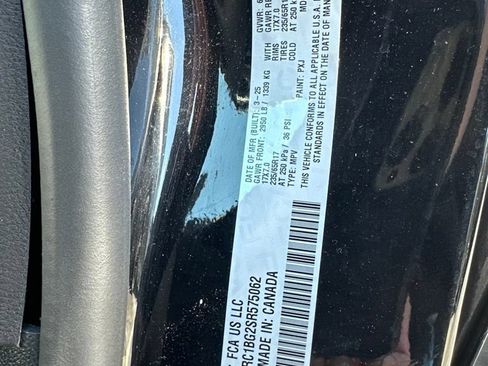 Used 2025 Chrysler Pacifica Select FWD image 8