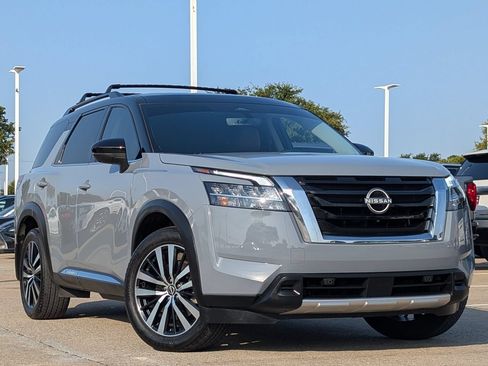 Used 2024 Nissan Pathfinder Platinum FWD image 2