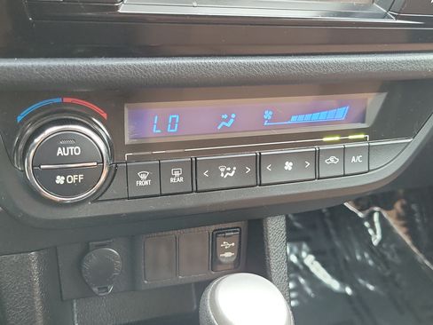 Used 2014 Toyota Corolla LE FWD image 29