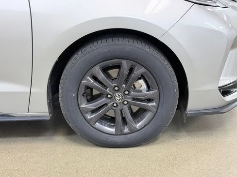 Used 2024 Toyota Sienna XSE w/ XSE Plus Package AWD/4WD image 4