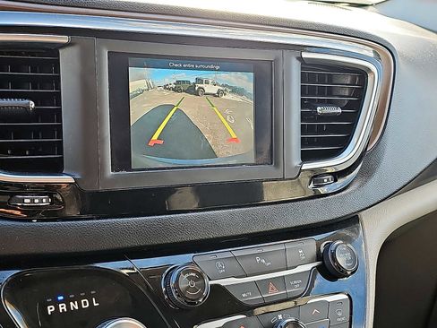 Used 2018 Chrysler Pacifica Touring-L w/ Tire & Wheel Group image 21