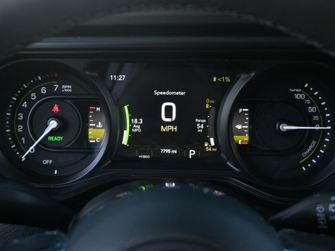 Used 2025 Jeep Wrangler Unlimited Sahara AWD/4WD image 20