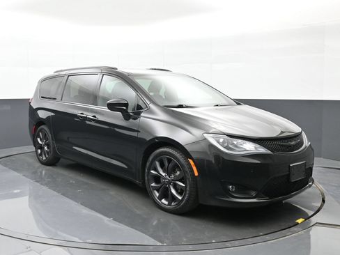 Used 2018 Chrysler Pacifica Touring-L Plus w/ Advanced Safetytec Group FWD image 6