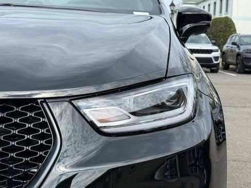 New 2026 Chrysler Pacifica Limited w/ Uconnect Theater Family Group AWD/4WD image 11