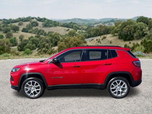 Used 2024 Jeep Compass Latitude AWD/4WD image 3