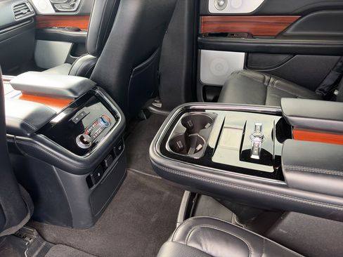Used 2019 Lincoln Navigator Reserve AWD/4WD image 14