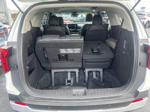Used 2025 Kia Carnival FWD image 6