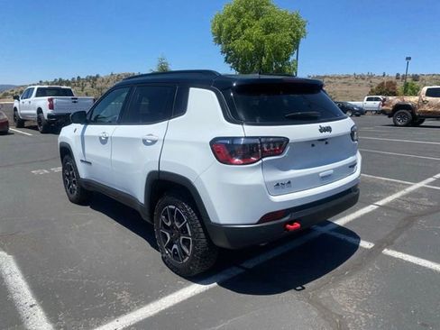 Used 2025 Jeep Compass Trailhawk AWD/4WD image 5