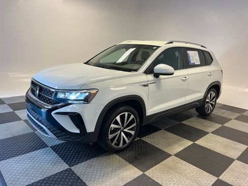 Certified 2024 Volkswagen Taos SE FWD image 3