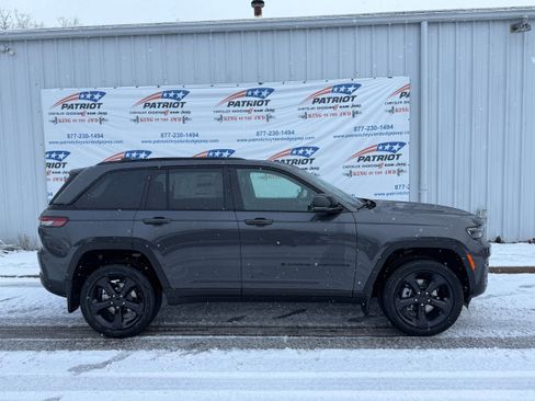 New 2025 Jeep Grand Cherokee Altitude image 2