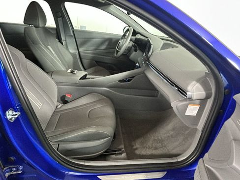 Certified 2025 Hyundai Elantra SEL FWD image 30