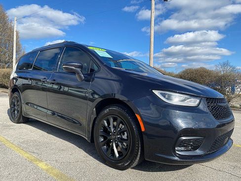 Used 2021 Chrysler Pacifica Touring w/ S Appearance Package image 1