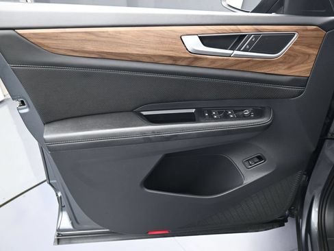 Used 2024 Volkswagen Atlas SE w/ Panoramic Sunroof Package FWD image 13