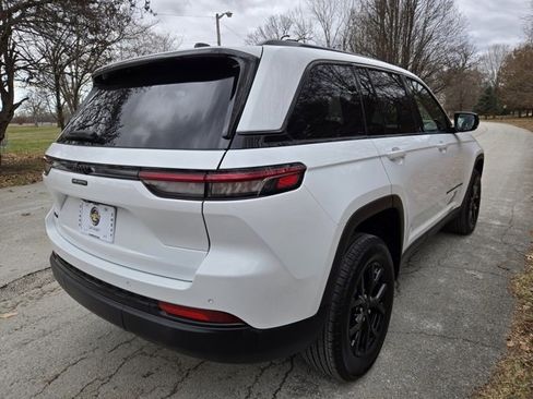Used 2025 Jeep Grand Cherokee Altitude image 7