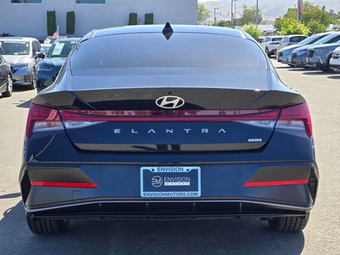 Used 2025 Hyundai Elantra Limited FWD image 6