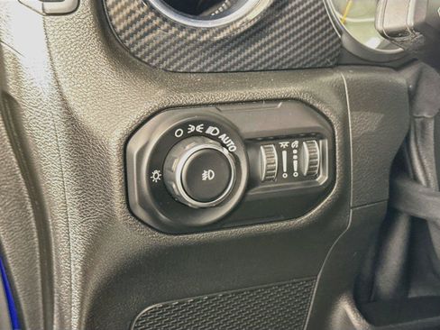 Used 2019 Jeep Wrangler Unlimited Sahara AWD/4WD image 15