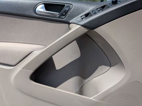 Used 2011 Volkswagen Tiguan S image 22