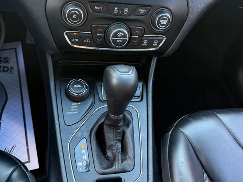 Used 2019 Jeep Cherokee Latitude Plus w/ Comfort/Convenience Group AWD/4WD image 39