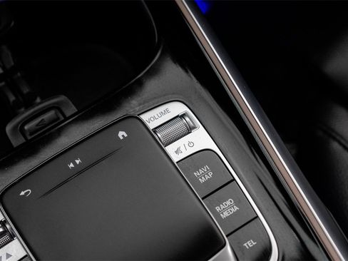 Used 2020 Mercedes-Benz GLB 250 w/ Premium Package image 27