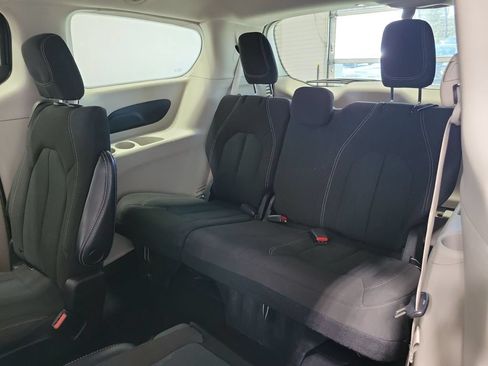 Used 2023 Chrysler Voyager LX FWD image 9