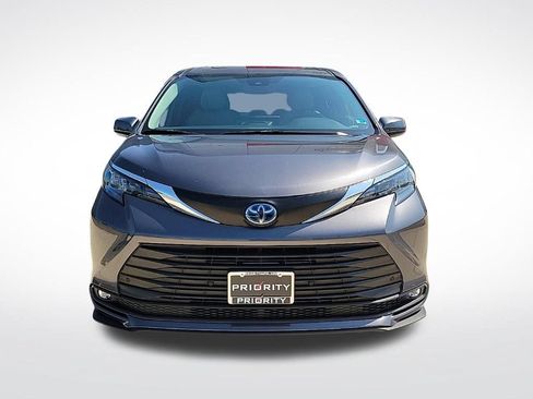 Used 2025 Toyota Sienna XLE FWD image 8