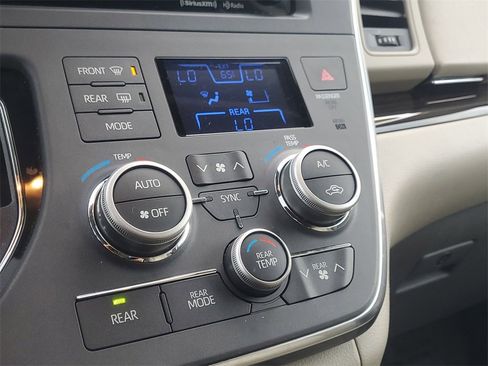 Used 2019 Toyota Sienna XLE image 28