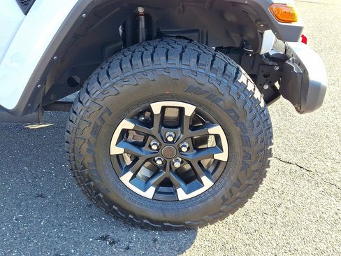 Certified 2022 Jeep Gladiator Rubicon w/ Cold Weather Group image 9