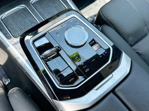 Used 2024 BMW i7 xDrive60 w/ Executive Package image 17