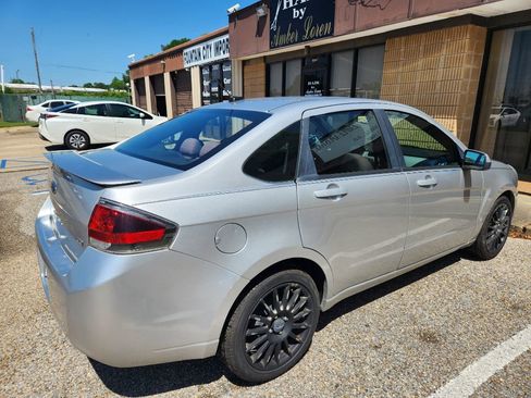 Used 2010 Ford Focus SES FWD image 4