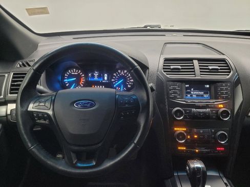 Used 2018 Ford Explorer XLT image 22