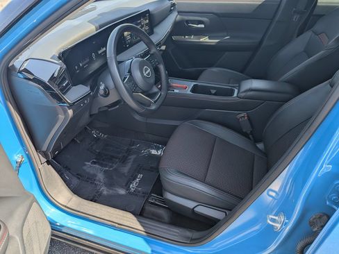 Certified 2025 Nissan Kicks SR FWD image 9