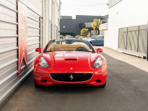 Used 2010 Ferrari California RWD image 34