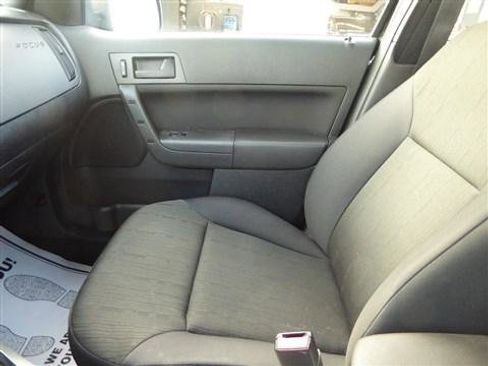 Used 2010 Ford Focus SE image 16