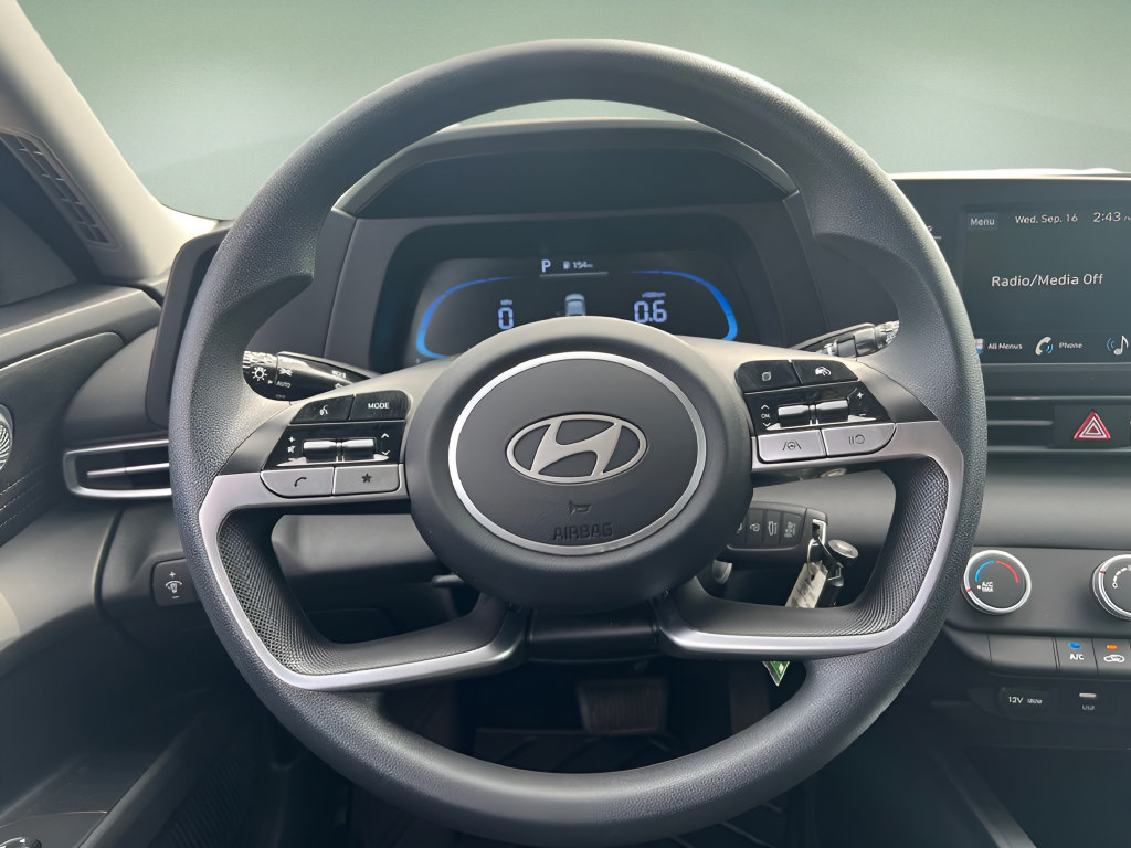 Certified 2026 Hyundai Elantra SE FWD image 18