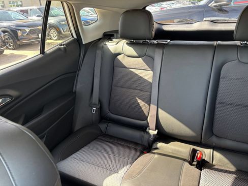 Used 2025 Chevrolet Trax LT FWD image 38