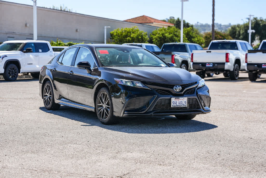 Used 2023 Toyota Camry SE FWD image 3