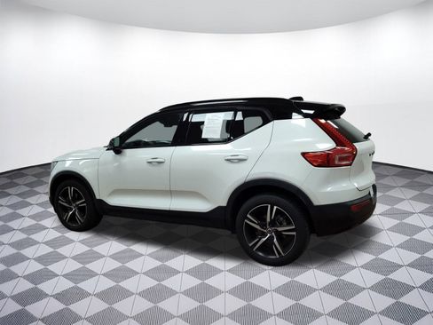 Used 2022 Volvo XC40 T5 R-Design image 3