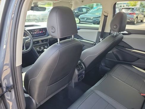 Used 2023 Volkswagen Taos SE w/ Panoramic Sunroof Package FWD image 9
