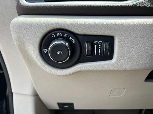 Used 2020 Chrysler Pacifica Touring-L Plus w/ Tire & Wheel Group FWD image 10