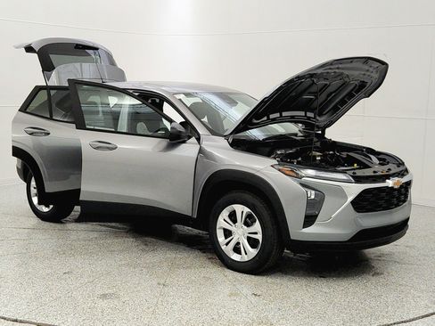 New 2026 Chevrolet Trax LS w/ Driver Confidence Package image 9