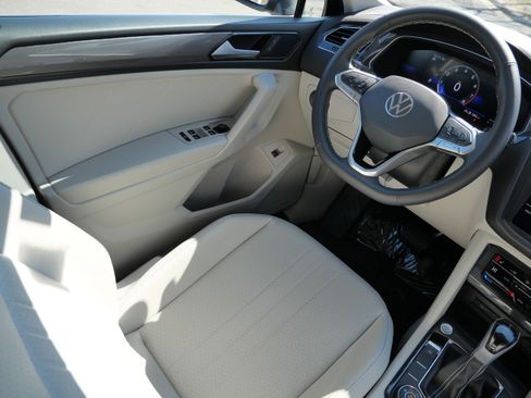 Certified 2024 Volkswagen Tiguan SE image 9