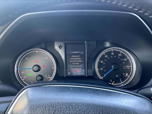 Used 2022 Toyota Venza LE image 16